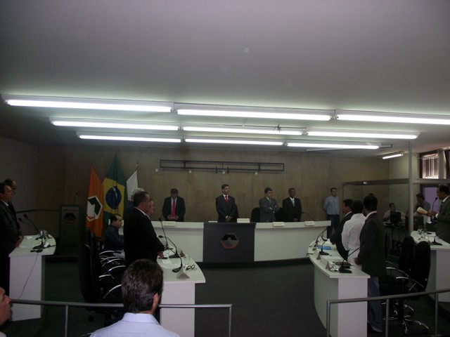 Vereadores estréiam novo formato do plenário da Câmara de Divinópolis sem painel de votação plenario novo